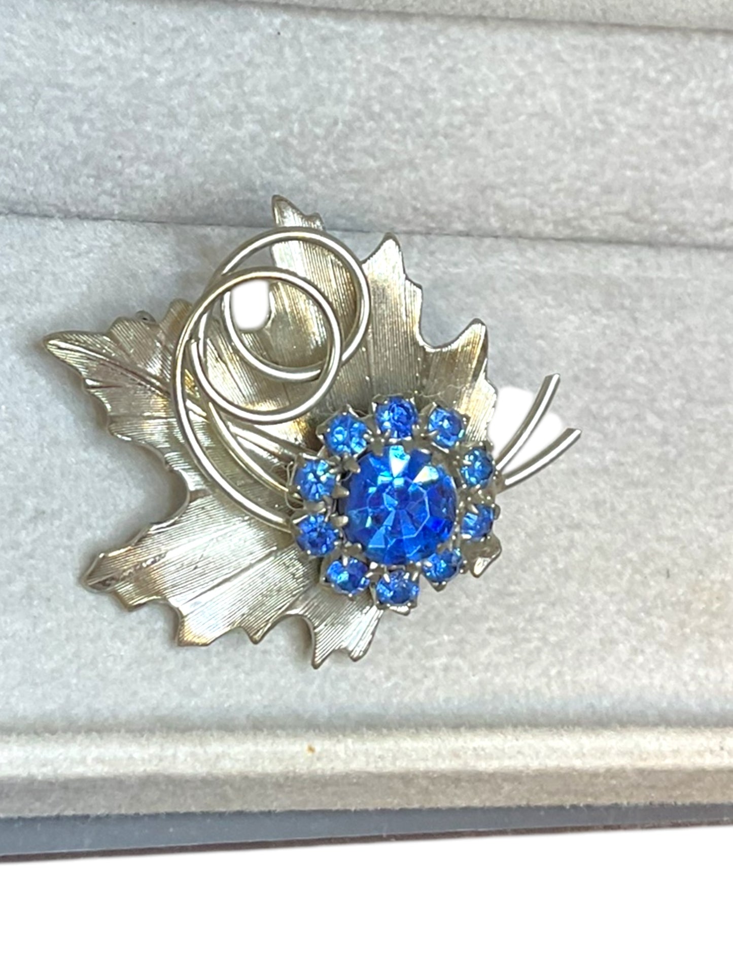 Beautiful silver Tone Facted Blue Crystal Flower bouquet Vintage Brooch