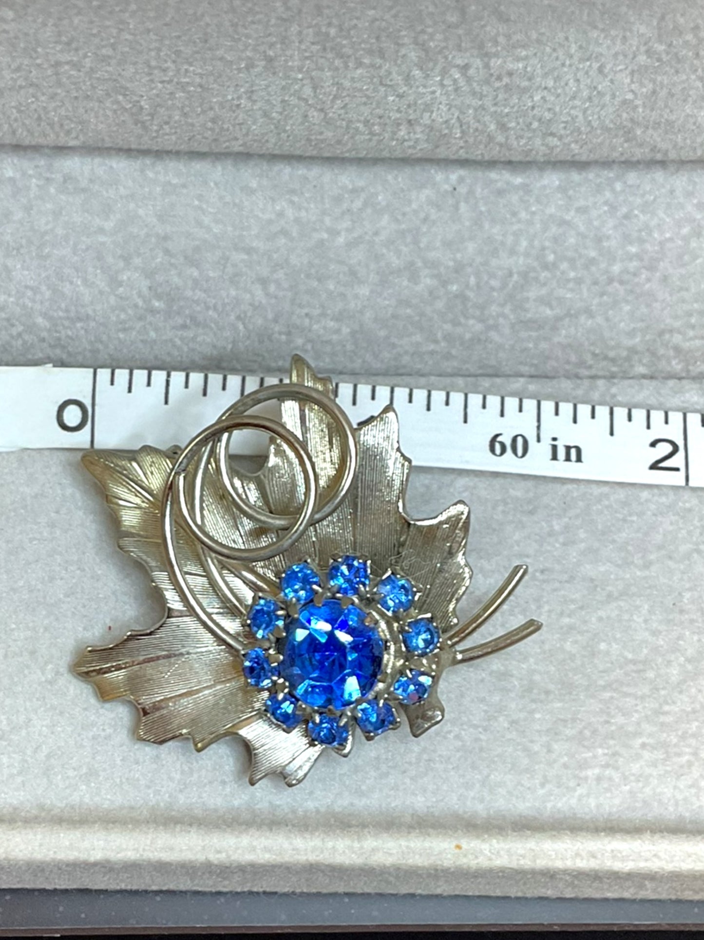 Beautiful silver Tone Facted Blue Crystal Flower bouquet Vintage Brooch