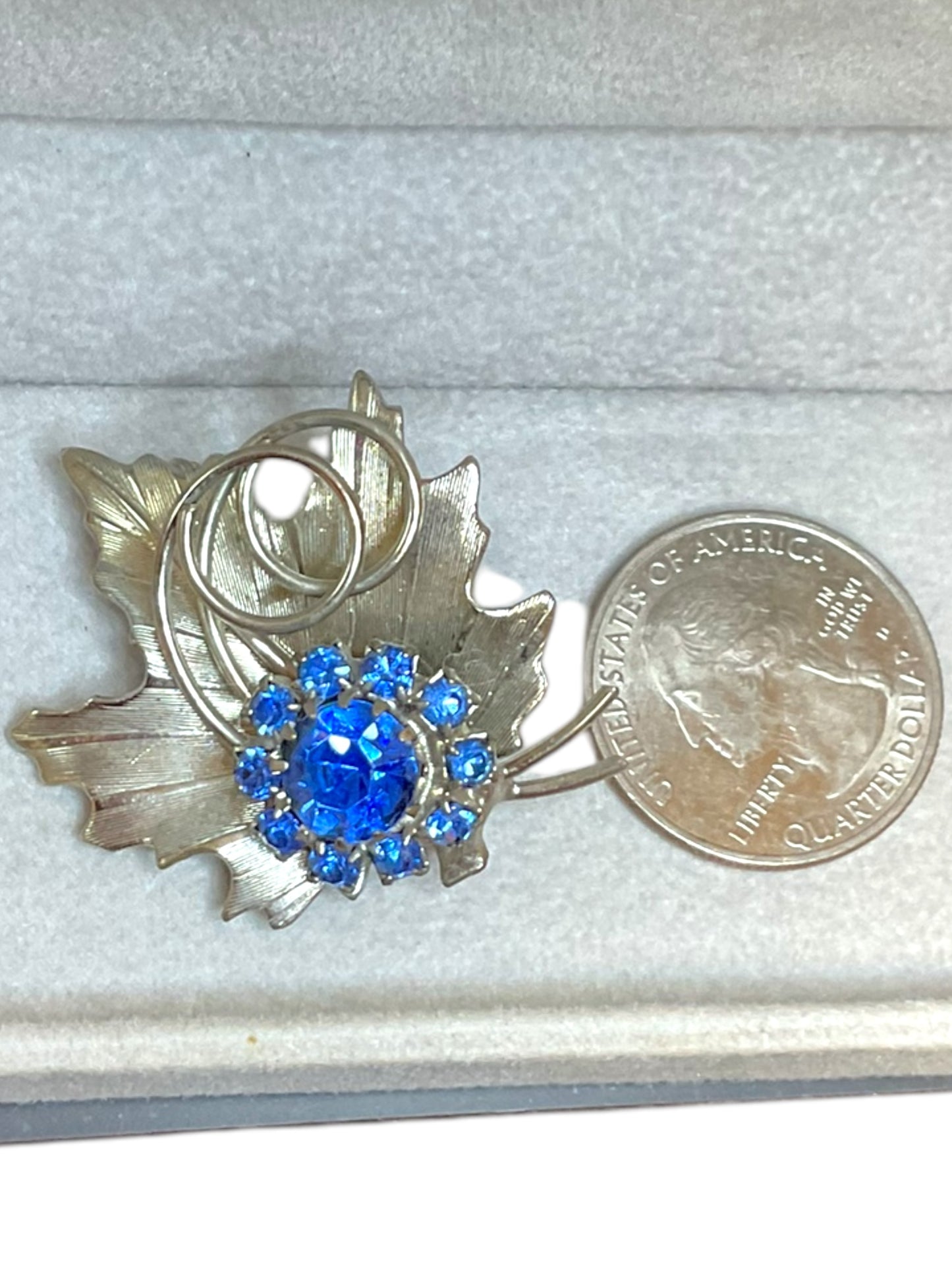 Beautiful silver Tone Facted Blue Crystal Flower bouquet Vintage Brooch