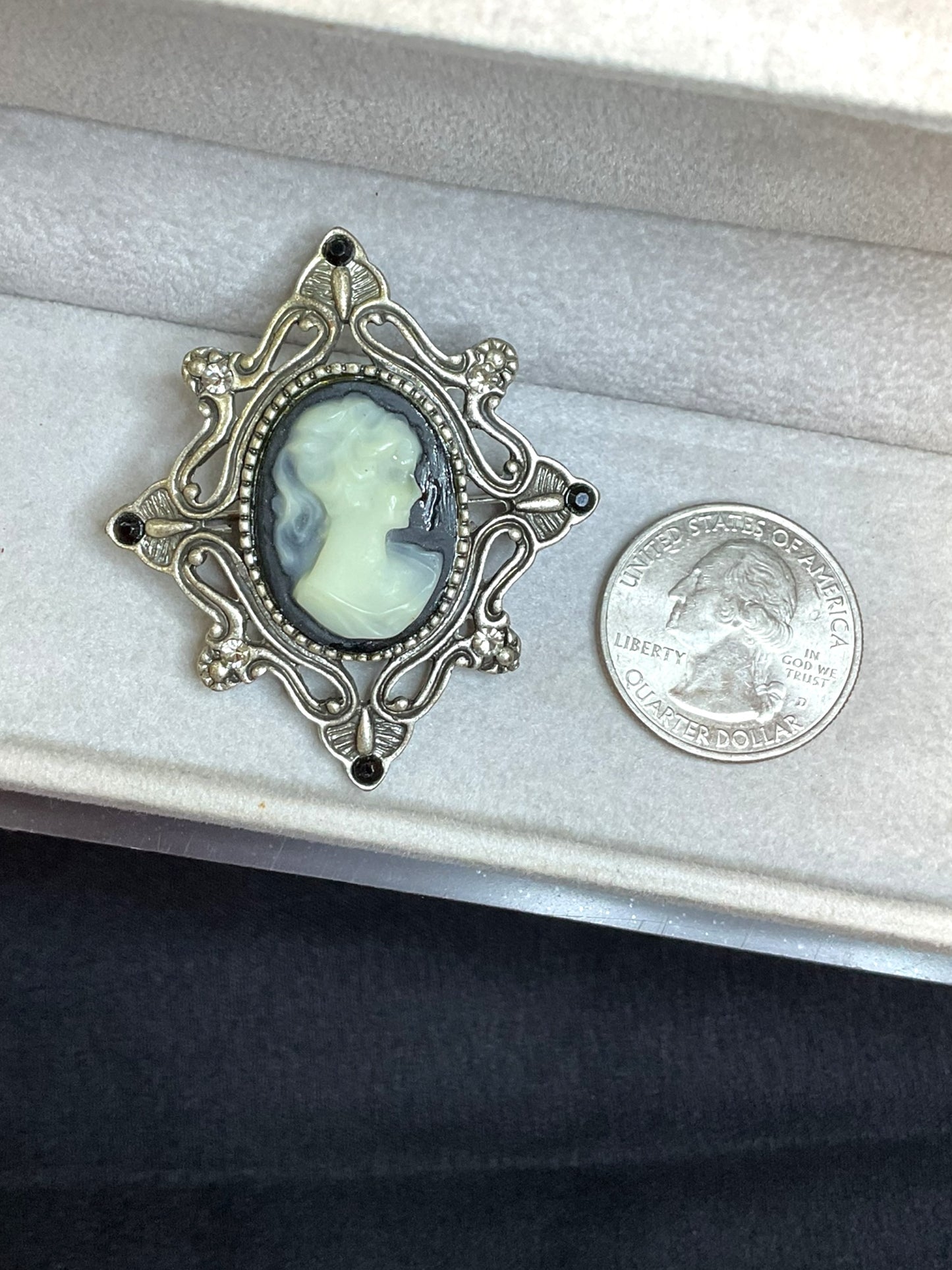 Vintage Art Nouveau Cameo Brooch