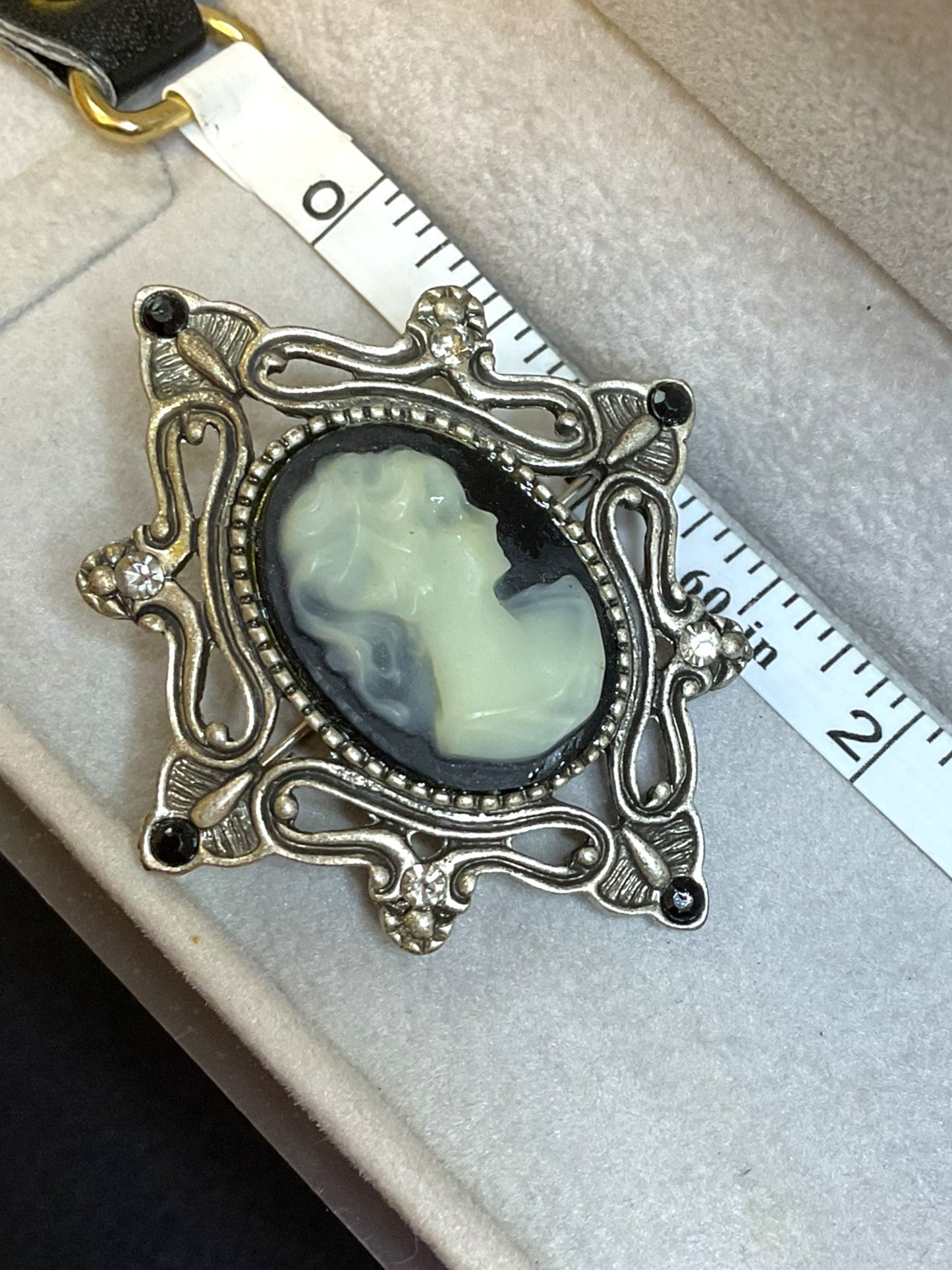 Vintage Art Nouveau Cameo Brooch